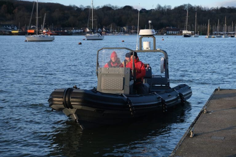 powerboat alpha 1 hi5 approaching dock